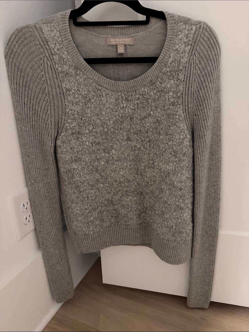 Banana Republic Light Gray Crewneck Textured Knit Sweater (M).